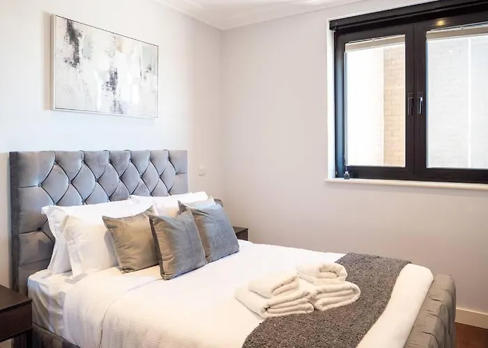 Stunning Views Modern Decor Flat In Kensington